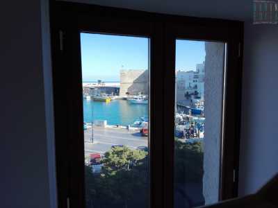 Decidiamo di proseguire verso il secondo piano. Lungo le scale ci fermiamo di fronte a un'altra vetrata: stavolta a catturare la nostra attenzione � l'azzurro intenso dell'acqua del porto, dominata sullo sfondo dalla massiccia sagoma del castello